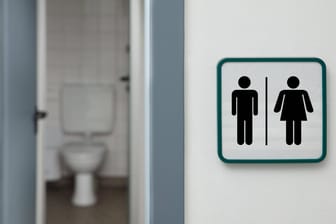 Ein Schild zeigt an, dass eine Toilette von Frauen und Männern benutzt werden kann (Symbolbild): In Brasilien hat ein Unisex-WC jetzt für Proteste gesorgt.