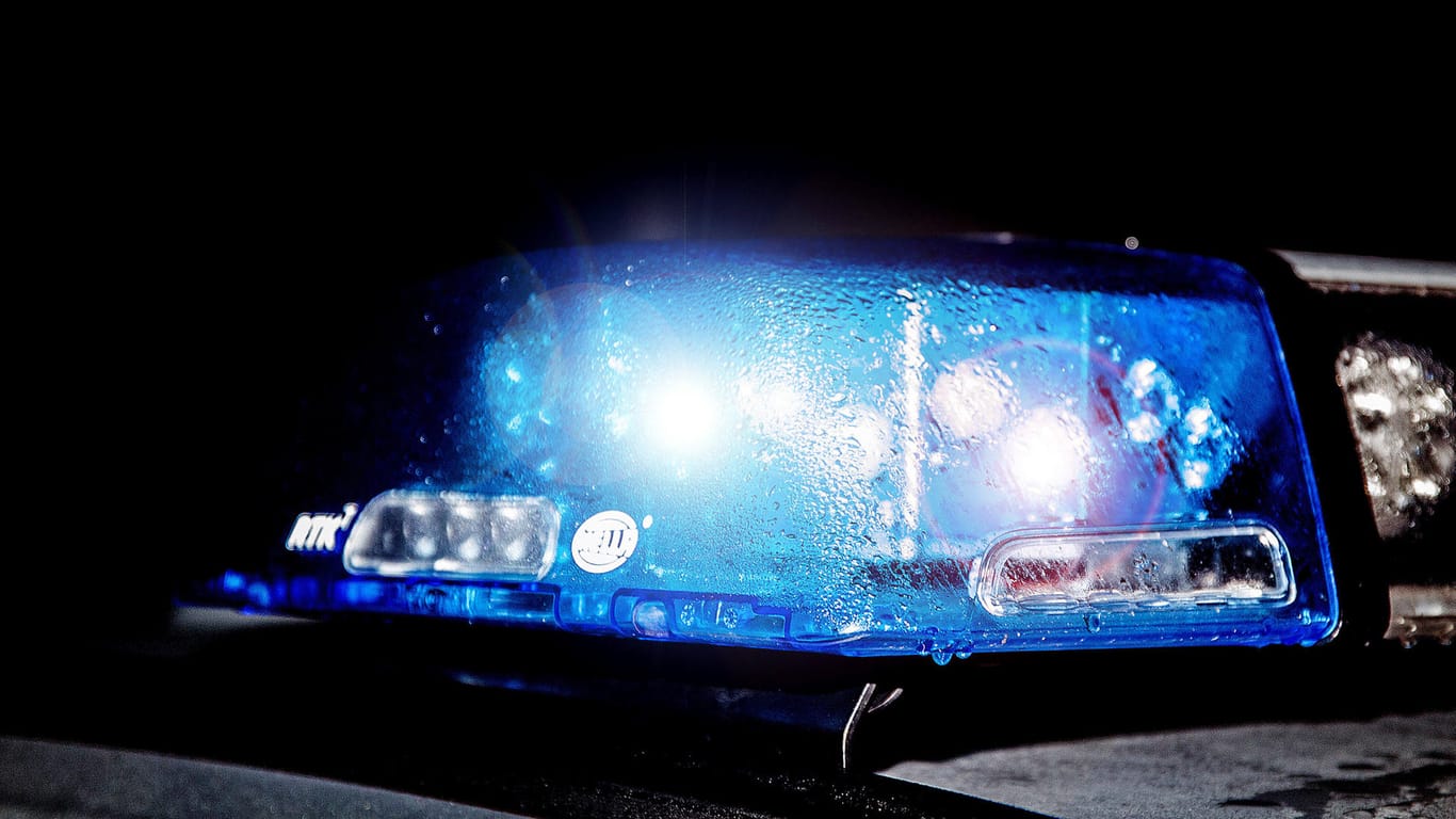 Ein Blaulicht auf einem Polizeifahrzeug (Symbolbild): Auf der A9 ist ein Beamter nach einer Verfolgungsjagd schwer verletzt worden.