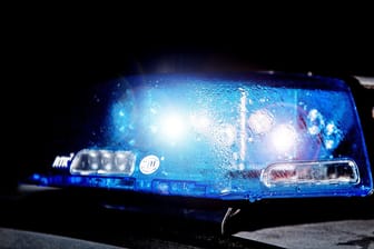 Ein Blaulicht auf einem Polizeifahrzeug (Symbolbild): Auf der A9 ist ein Beamter nach einer Verfolgungsjagd schwer verletzt worden.
