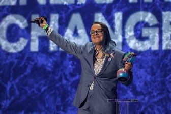 Viktoria Radvanyi nimmt den Generation Change Award bei den MTV Europe Music Awards (EMA) 2021 in der Papp Laszlo Budapest Sportarena entgegen.