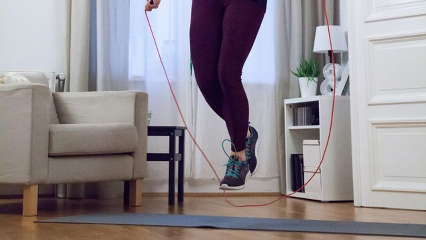 Eine Frau springt Seil