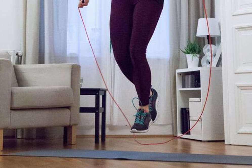 Eine Frau springt Seil