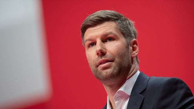 Thomas Hitzlsperger glaubt nicht, dass sich die Lage in Katar durch die WM nachhaltig verbessert. Thomas Hitzlsperger glaubt nicht, dass sich die Lage in Katar durch die WM nachhaltig verbessert.