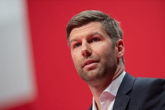 Thomas Hitzlsperger glaubt nicht, dass sich die Lage in Katar durch die WM nachhaltig verbessert.
