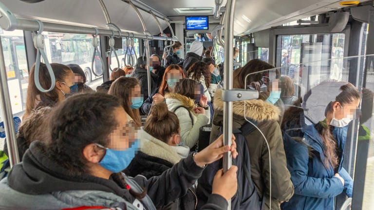 Fahrgäste in einem Bus: Im Öffentlichen Nahverkehr soll künftig auch die 3G-Regelung gelten.