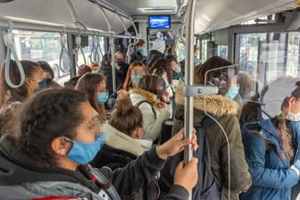 Fahrgäste in einem Bus: Im Öffentlichen Nahverkehr soll künftig auch die 3G-Regelung gelten.