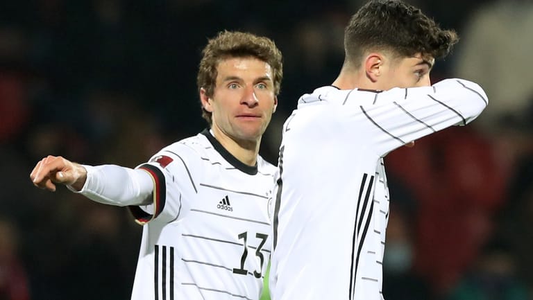 Thomas Müller (l.) gratuliert Kai Havertz: Der Sieg in Armenien war ein verdienter für die deutsche Mannschaft.