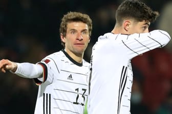 Thomas Müller (l.) gratuliert Kai Havertz: Der Sieg in Armenien war ein verdienter für die deutsche Mannschaft.