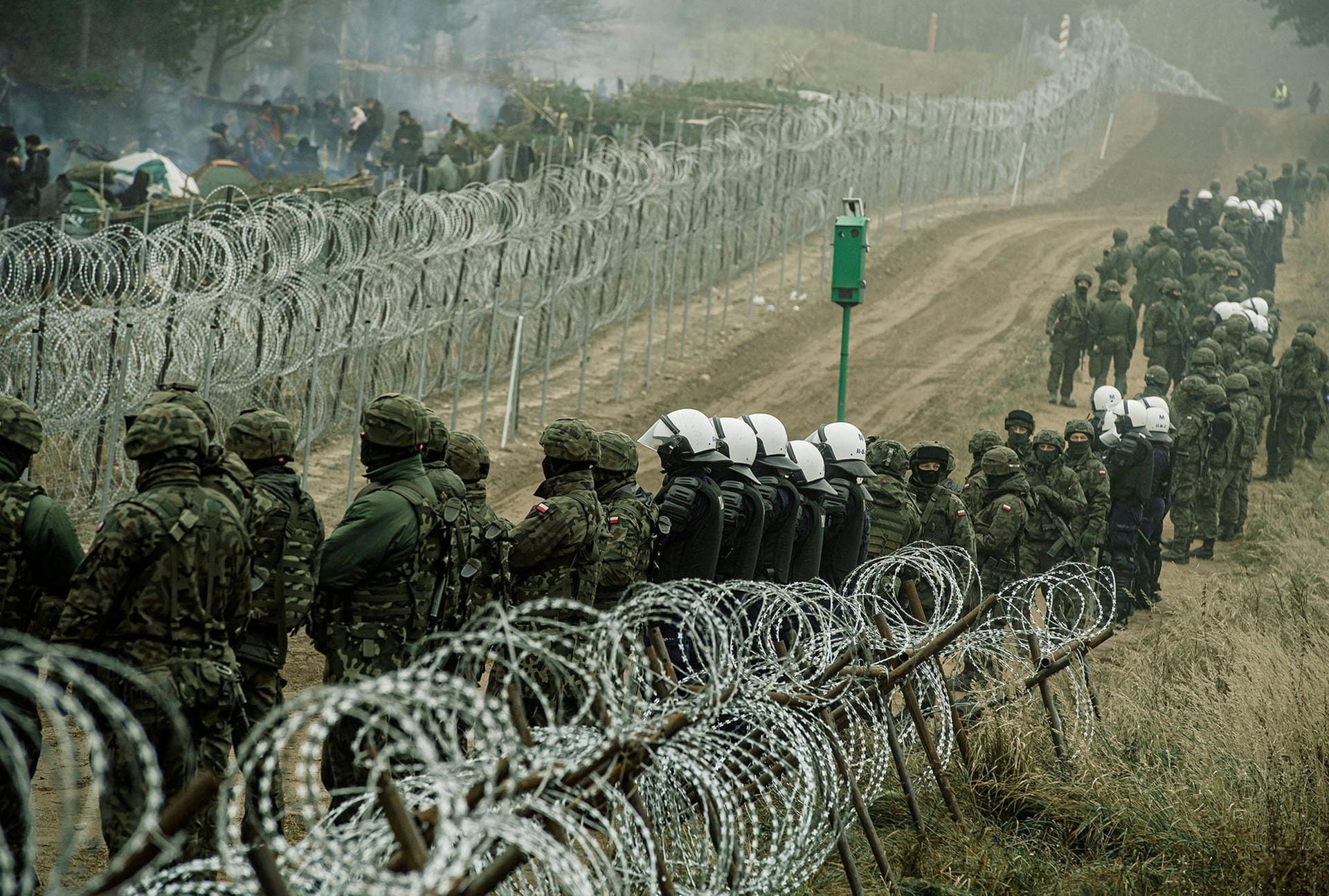 Grenze im polnischen Kuznica: Soldaten bewachen dort das Gebiet, lassen keine Migranten aus Belarus durch.