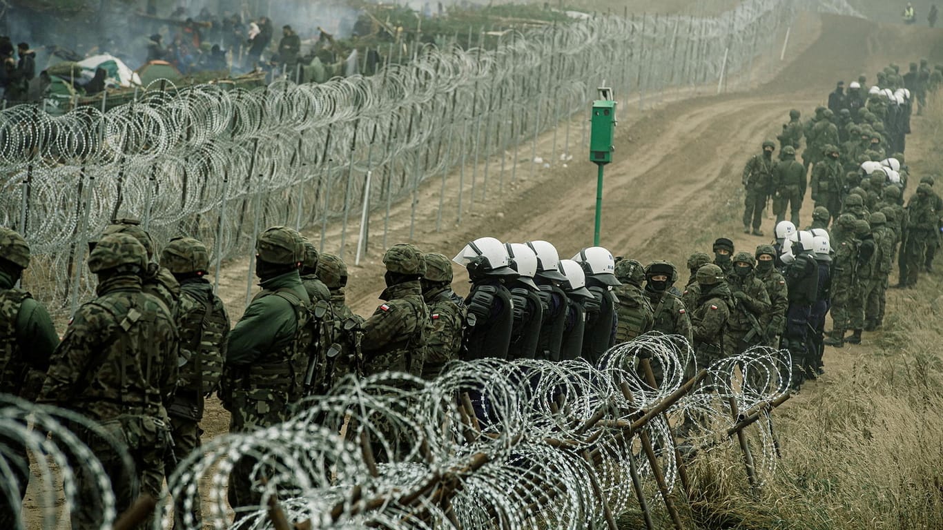 Grenze im polnischen Kuznica: Soldaten bewachen dort das Gebiet, lassen keine Migranten aus Belarus durch.