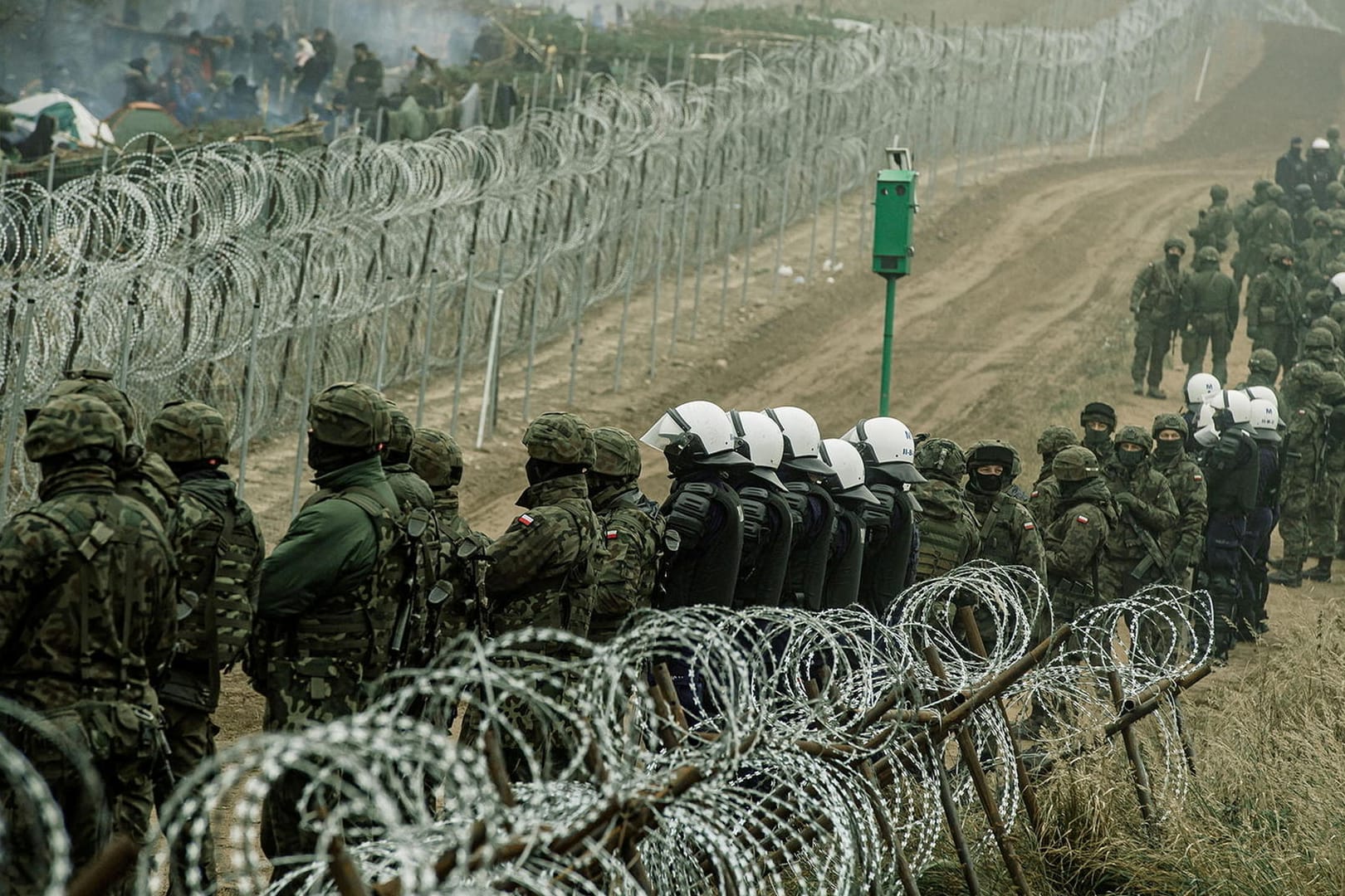 Grenze im polnischen Kuznica: Soldaten bewachen dort das Gebiet, lassen keine Migranten aus Belarus durch.