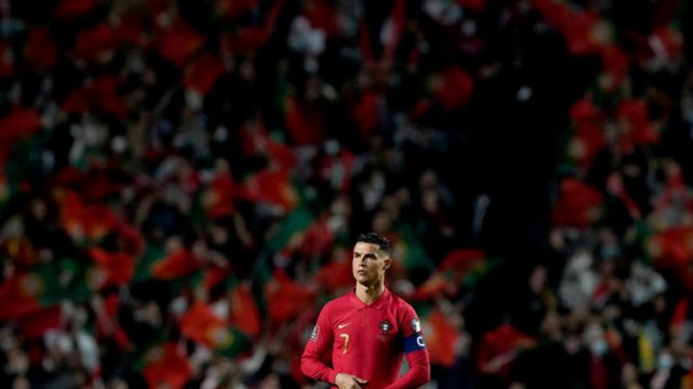 Muss mit Portugal nach verpasster direkter WM-Qualifikation in die Playoffs: Cristiano Ronaldo nach der Niederlage gegen Serbien.