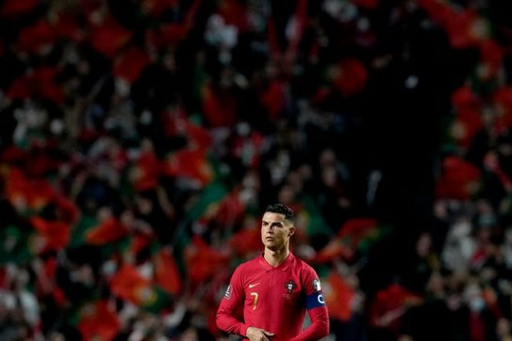 Muss mit Portugal nach verpasster direkter WM-Qualifikation in die Playoffs: Cristiano Ronaldo nach der Niederlage gegen Serbien.