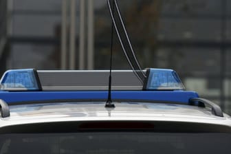 Polizeiwagen (Symbolbild): In Suhl hat ein Mann eine Armbrust abgefeuert.