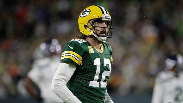 Aaron Rodgers von den Green Bay Packers blickt auf die Anzeigetafel.