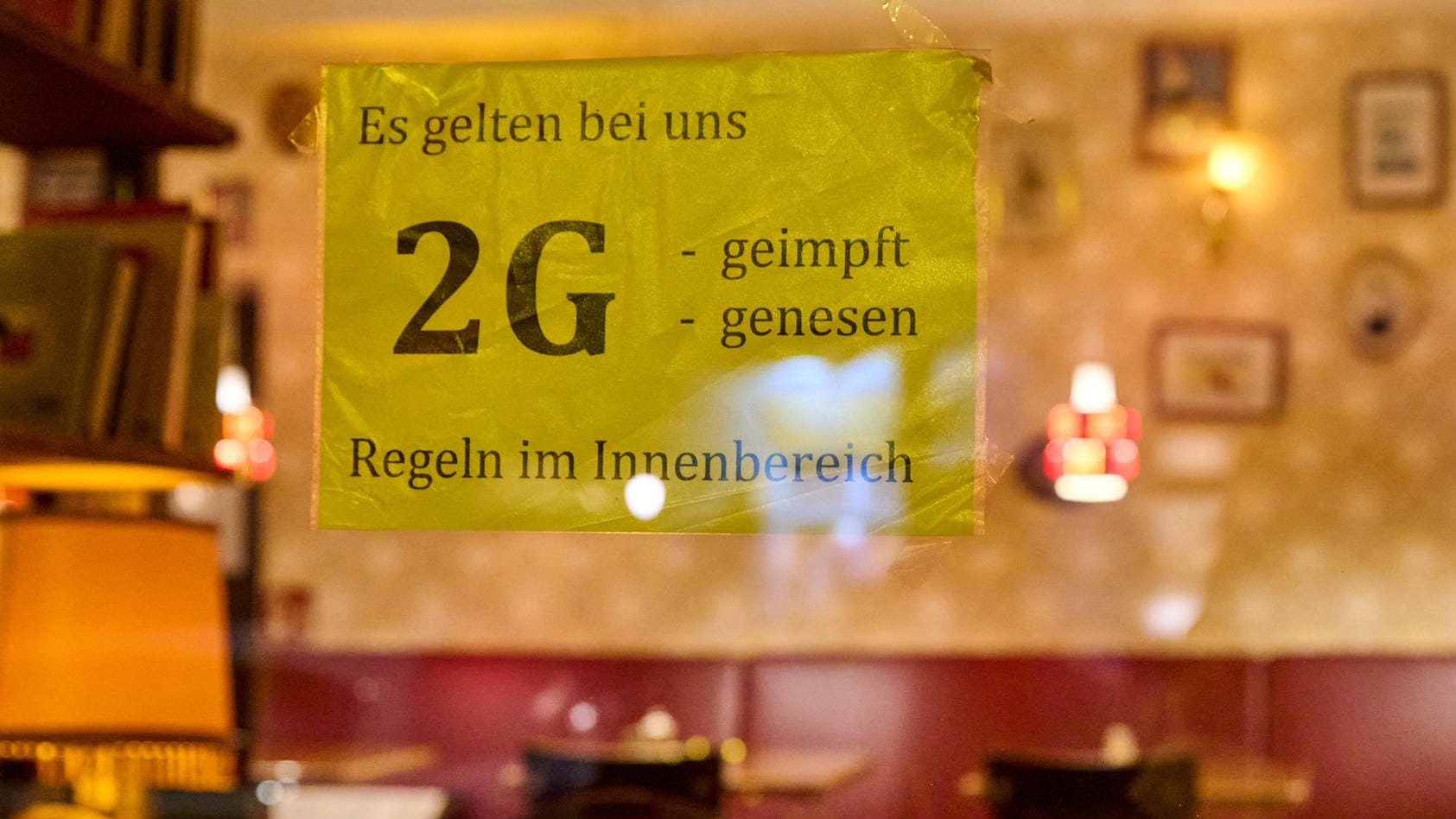 Ein Hinweisschild zur 2G-Zugangsaregel in einem Berliner Restaurant (Archivbild): Die Regel ist nun für viele Bereiche des öffentlichen Lebens vorgeschrieben.