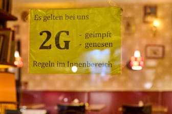 Ein Hinweisschild zur 2G-Zugangsaregel in einem Berliner Restaurant (Archivbild): Die Regel ist nun für viele Bereiche des öffentlichen Lebens vorgeschrieben.