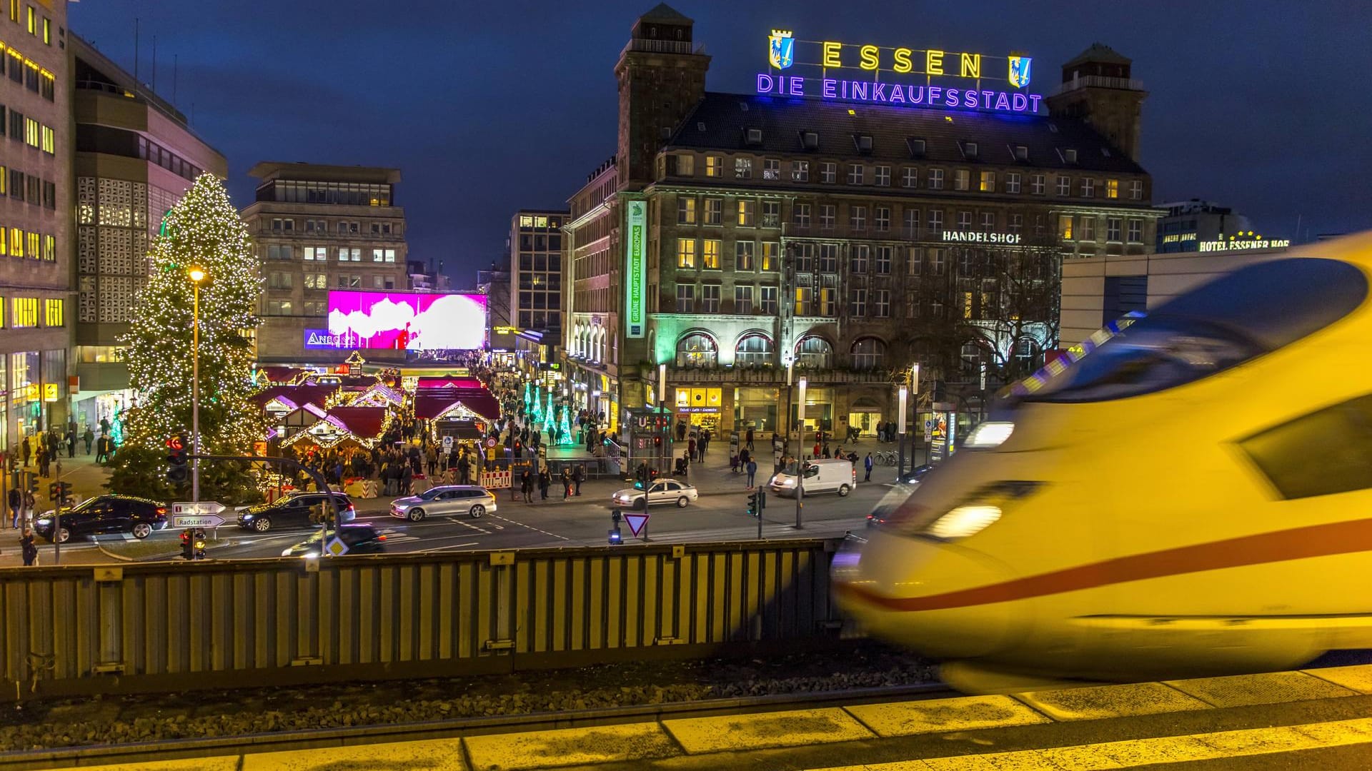 Ein Zug fährt in den Essener Hauptbahnhof ein (Archivbild): Dort wurde die Polizei von einem 26-Jährigen angegriffen.