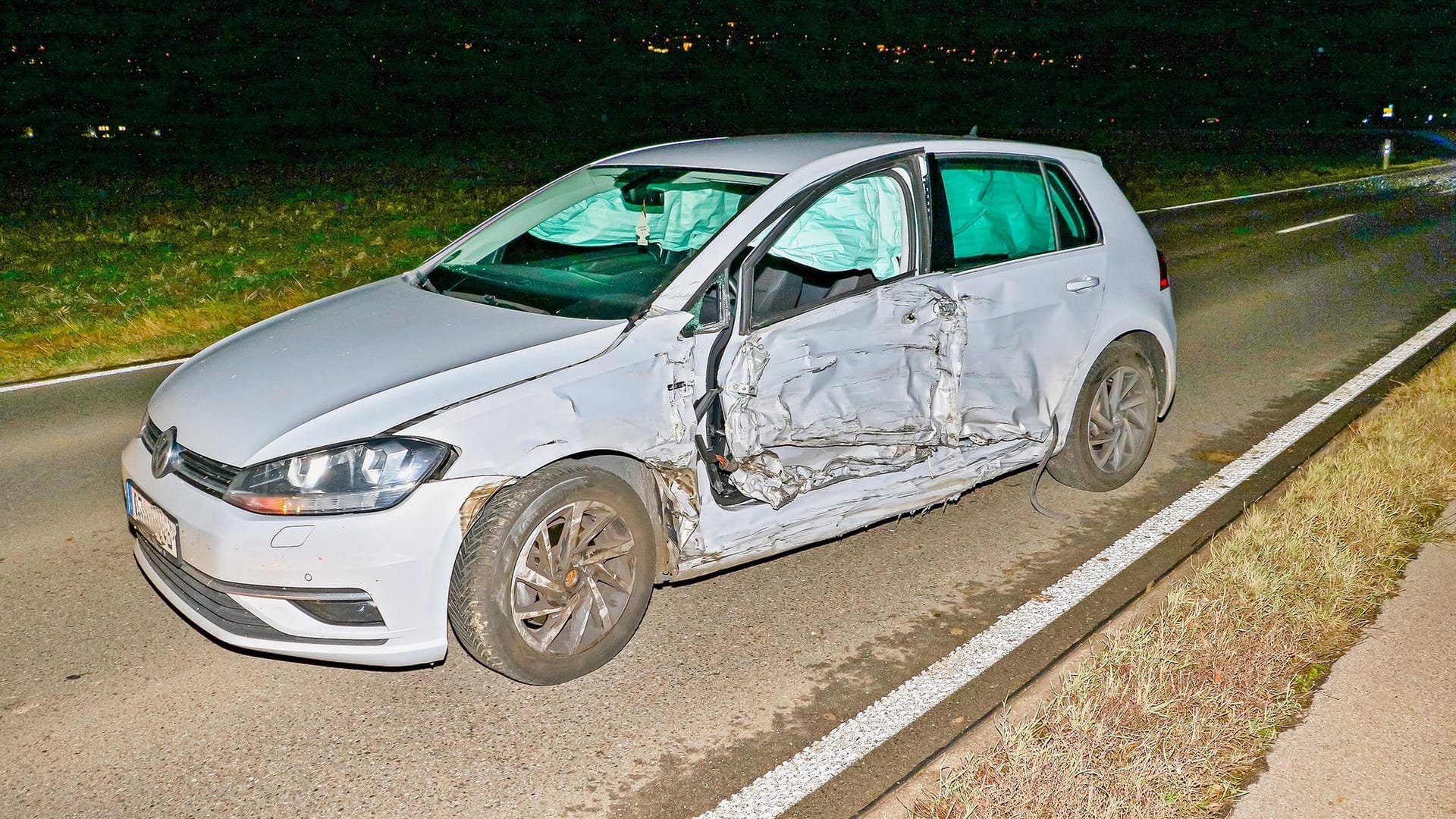 Beschädigtes Fahrzeug: Der VW-Fahrer stand unter Alkoholeinfluss. Beschädigtes Fahrzeug: Der VW-Fahrer stand unter Alkoholeinfluss.