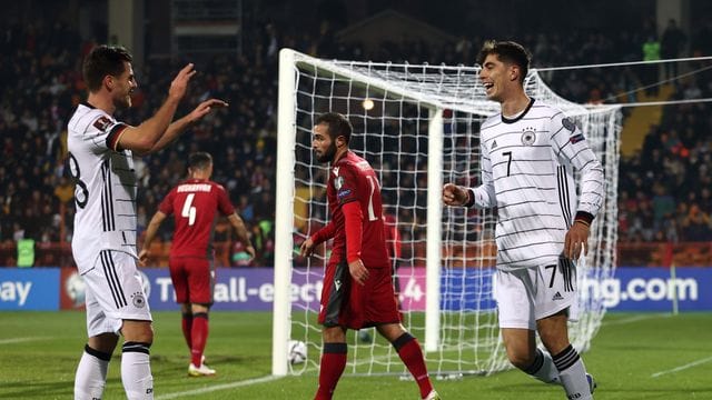 Jonas Hofmann (l) feiert das 1:0 gegen Armenien mit Torschütze Kai Havertz (r).