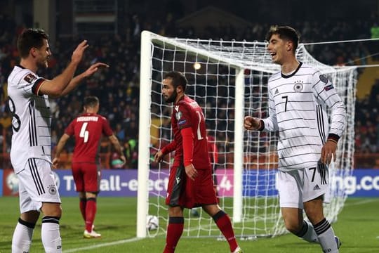 Jonas Hofmann (l) feiert das 1:0 gegen Armenien mit Torschütze Kai Havertz (r).