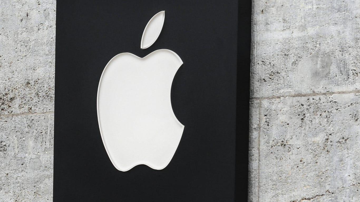 Apple-Logo an einem Apple-Store in Berlin (Archivbild): Die Hauptstadt bekommt schon bald einen neuen Apple-Store.