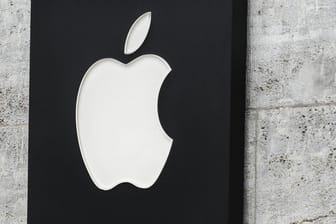 Apple-Logo an einem Apple-Store in Berlin (Archivbild): Die Hauptstadt bekommt schon bald einen neuen Apple-Store.