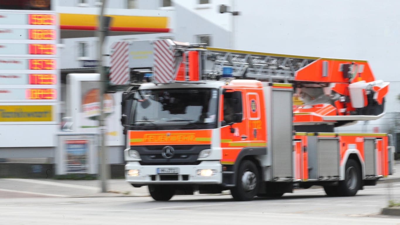 Ein Löschfahrzeug der Feuerwehr im Einsatz (Symbolbild): Die Einsatzkräfte der Feuerwehr konnten den Brand schnell unter Kontrolle bringen.