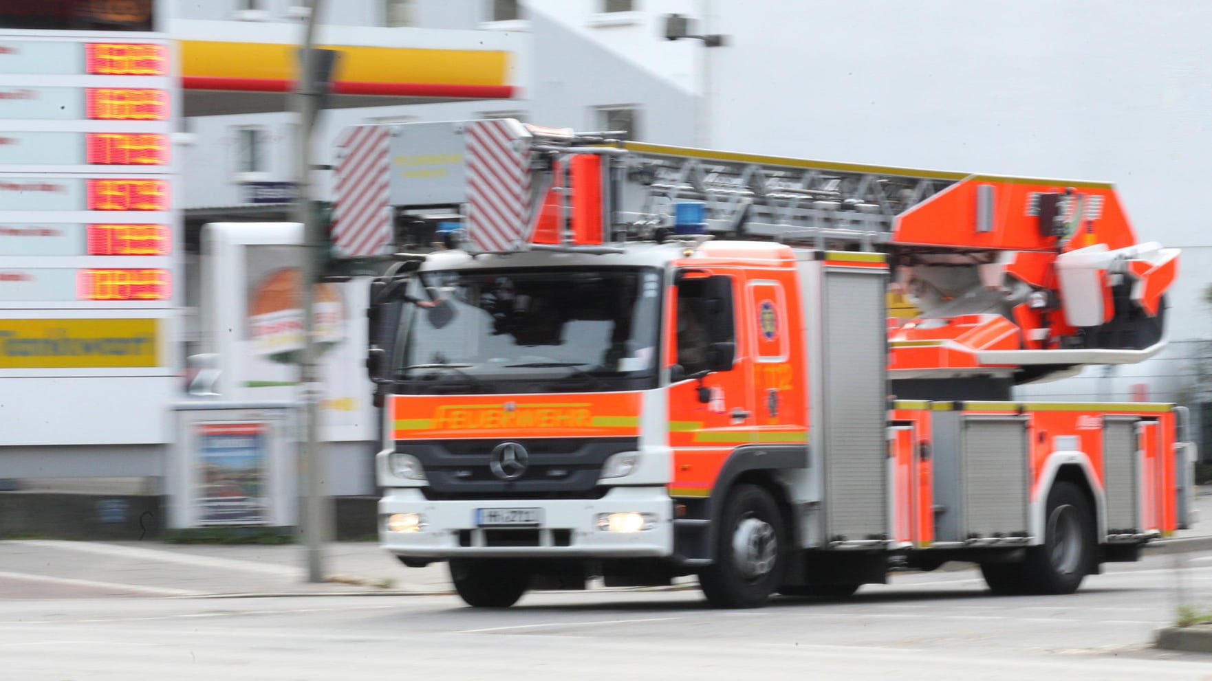 Ein Löschfahrzeug der Feuerwehr im Einsatz (Symbolbild): Die Einsatzkräfte der Feuerwehr konnten den Brand schnell unter Kontrolle bringen. Ein Löschfahrzeug der Feuerwehr im Einsatz (Symbolbild): Die Einsatzkräfte der Feuerwehr konnten den Brand schnell unter Kontrolle bringen.