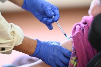 Eine Medizinstudentin vom Zentralen Impfzentrum in Tübingen impft eine Bewohnerin eines Pflegeheims.