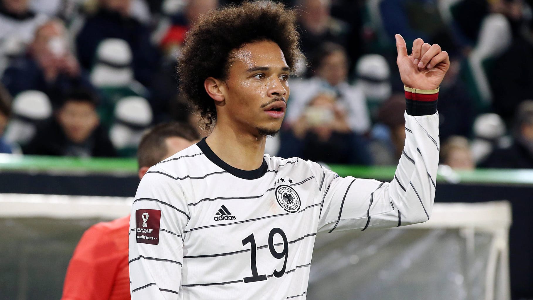 Daumen nach oben: Leroy Sané kann mit seinen letzten Leistungen im DFB-Dress mehr als zufrieden sein.