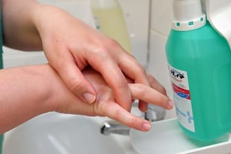 Eine Krankenschwester reinigt sich ihre Hände mit Desinfektionsmittel (Symbolbild): Trotz der verschärften Hygienemaßnahmen haben die Infektionen zugenommen.