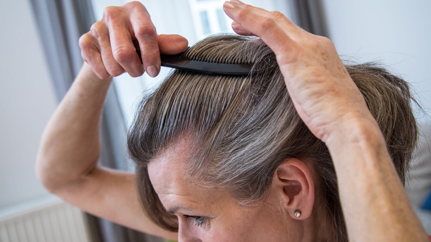 Graue Haare: Eigentlich gibt es sie gar nicht. Das, was grau aussieht, sind farblose Haare. Sie wirken nur im Kontrast zu den übrigen Haaren grau.