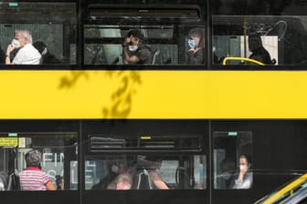 Passagiere in einem Bus: Die Ampelparteien wollen im öffentlichen Nahverkehr eine 3G-Regelung.