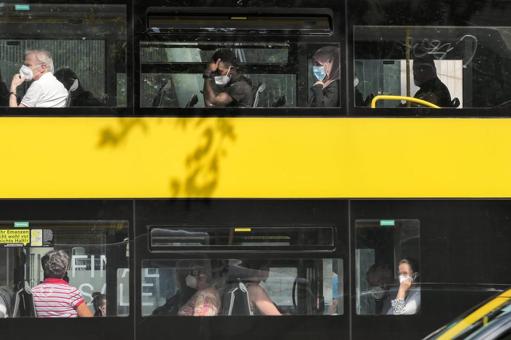 Passagiere in einem Bus: Die Ampelparteien wollen im öffentlichen Nahverkehr eine 3G-Regelung.
