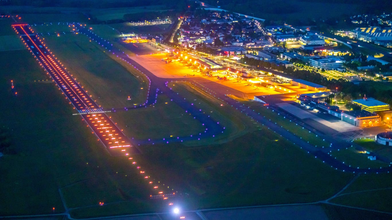 Der Dortmunder Flughafen bei Nacht (Archivbild): Die Nachbarstadt Unna klagt gegen die Ausweitung der Betriebszeiten des Airports.