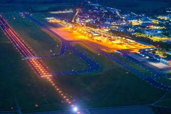 Der Dortmunder Flughafen bei Nacht (Archivbild): Die Nachbarstadt Unna klagt gegen die Ausweitung der Betriebszeiten des Airports.