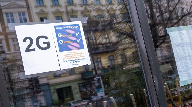 Ein Schild weist auf die 2G-Regel in einem Berliner Restaurant hin (Archivbild): Die Regel gilt auch für Friseure, Kosmetiksalons und Museen.
