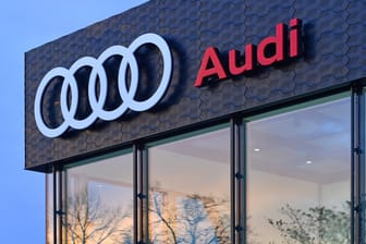 Ein Audi-Autohaus in München (Symbolbild): Der Automobilkonzern will Medienberichten zufolge den Sportwagenhersteller McLaren erwerben.