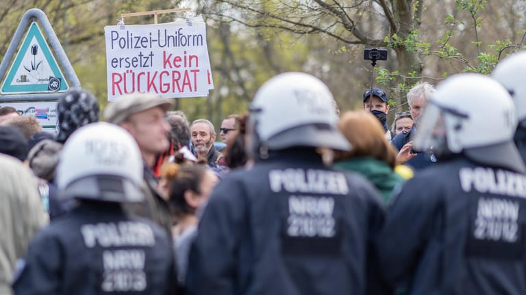 "Querdenker"-Protestschild auf einer Demonstration im April 2021: Oft werden Polizisten direkt von Teilnehmern adressiert.
