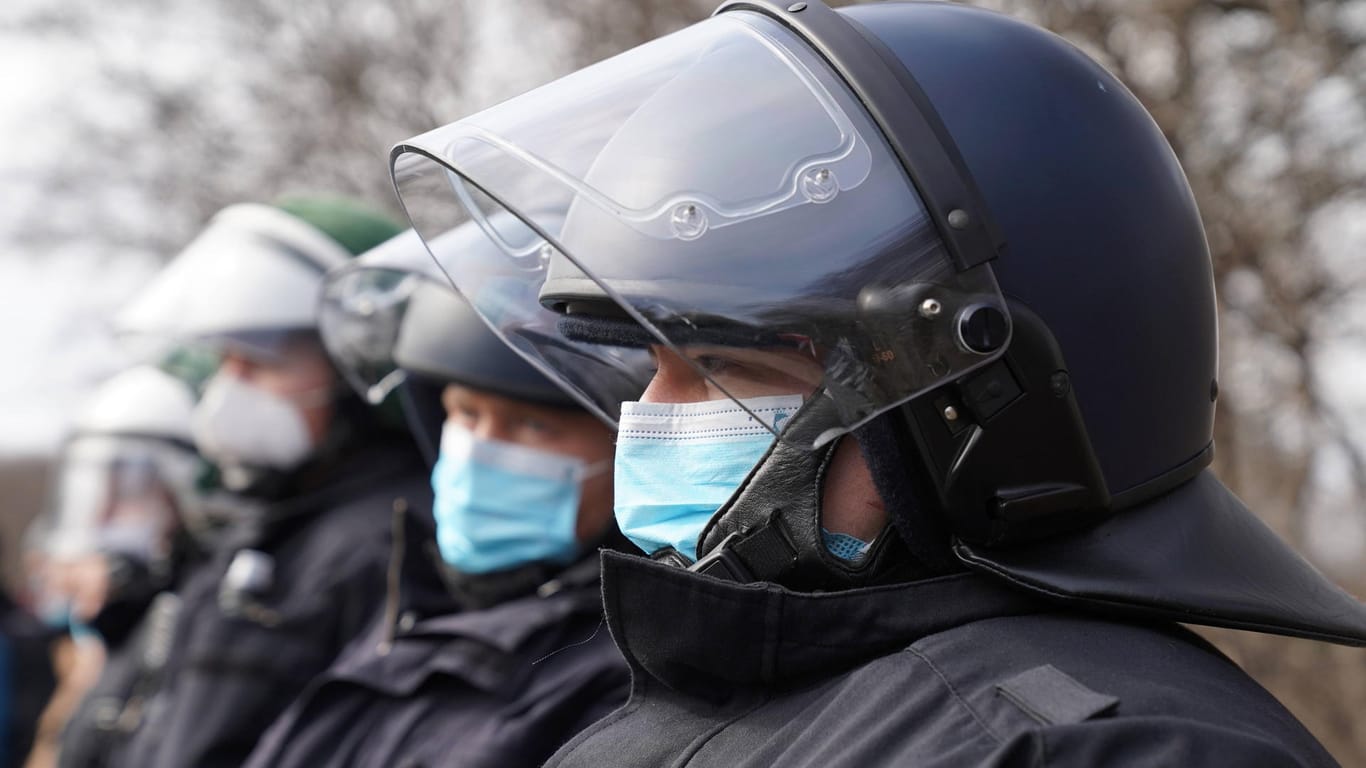 Polizisten bei einem Corona-Protest (Symbolbild): Mehrere Bundesländer führen Disziplinarverfahren gegen Beamte wegen Verstößen gegen die Corona-Regeln.