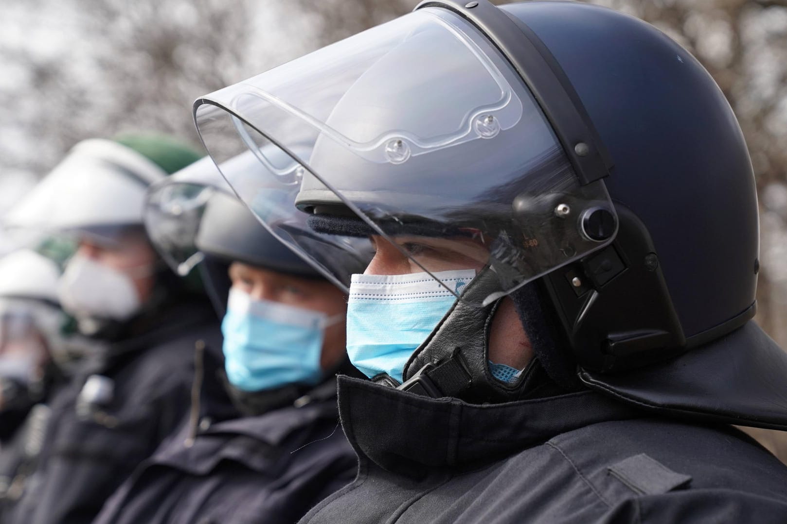 Polizisten bei einem Corona-Protest (Symbolbild): Mehrere Bundesländer führen Disziplinarverfahren gegen Beamte wegen Verstößen gegen die Corona-Regeln.