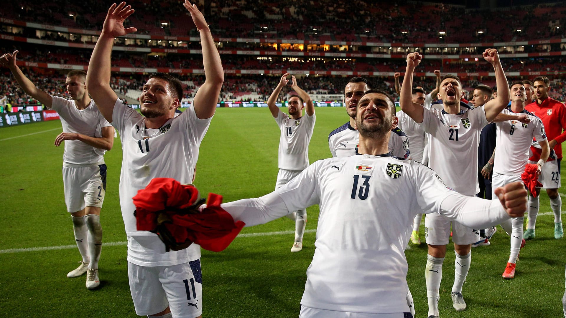 Großer Jubel: Die serbische Nationalmannschaft qualifizierte sich durch einen Treffer in der letzten Minute in Lissabon für die WM 2022 in Katar.