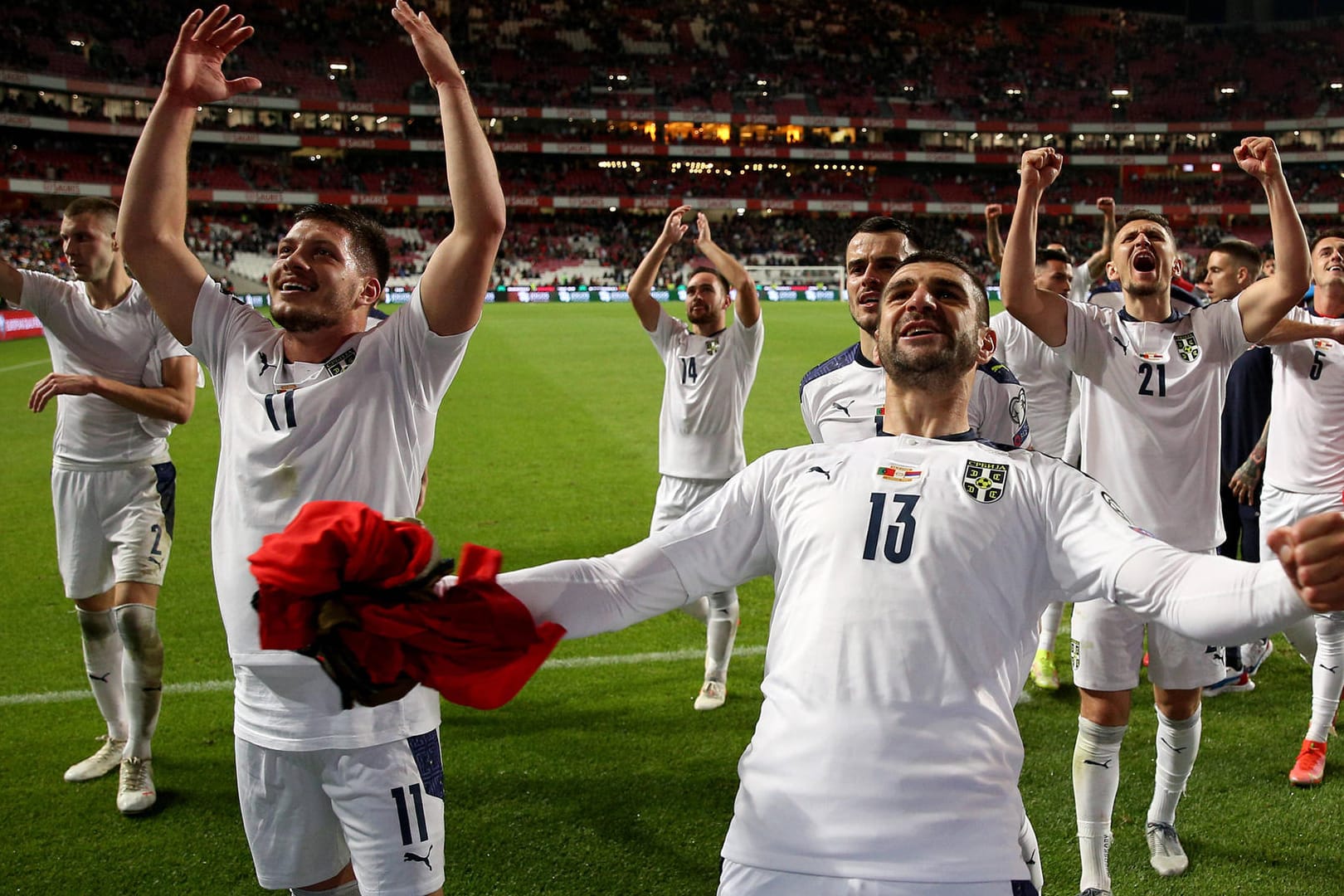 Großer Jubel: Die serbische Nationalmannschaft qualifizierte sich durch einen Treffer in der letzten Minute in Lissabon für die WM 2022 in Katar.