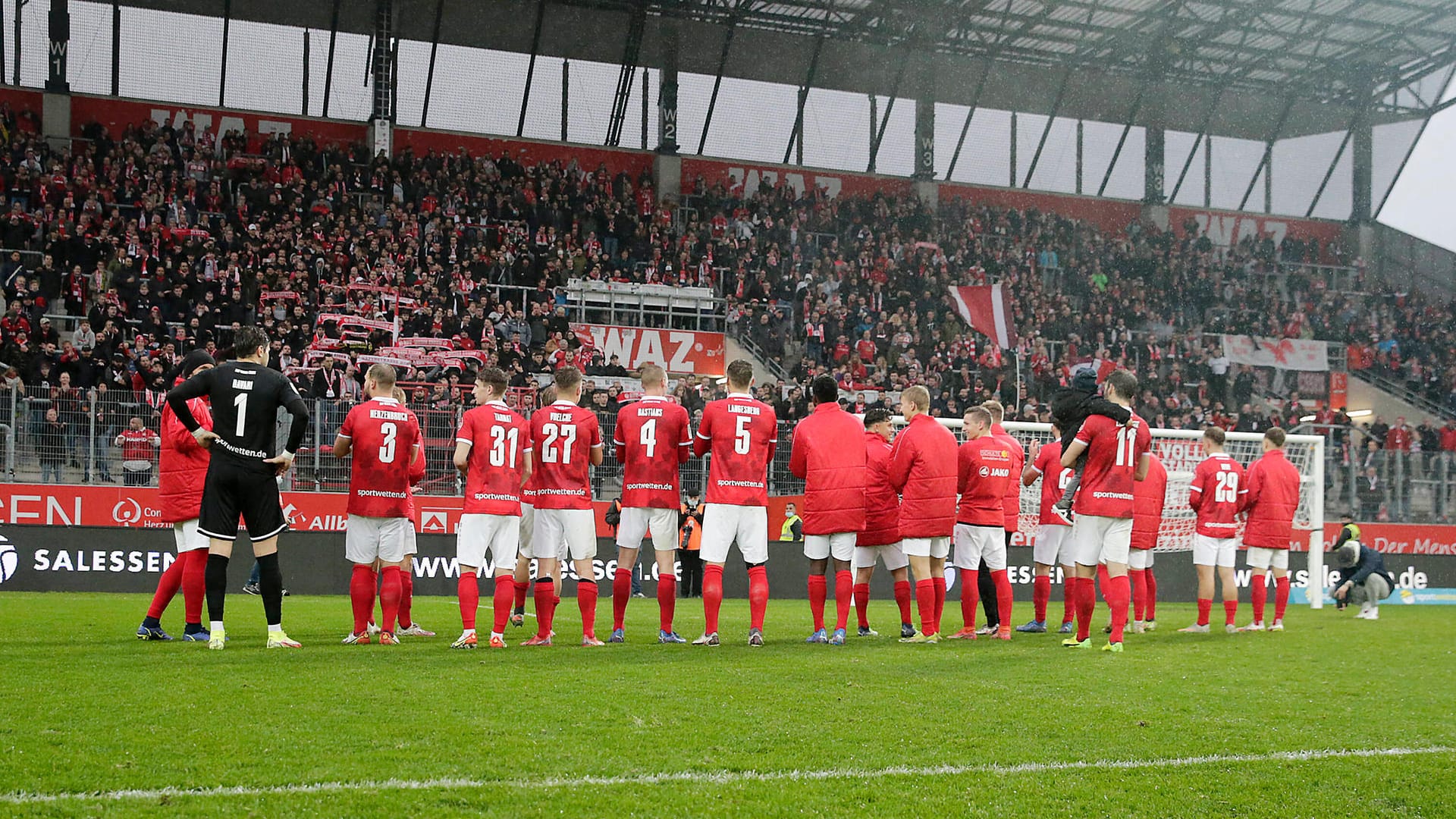 Der Mannschaft von RWE im eigenen Stadion (Archivbild): Am Montag hat der Verein den neuen Stadion-Namen bekanntgegeben. Der Mannschaft von RWE im eigenen Stadion (Archivbild): Am Montag hat der Verein den neuen Stadion-Namen bekanntgegeben.