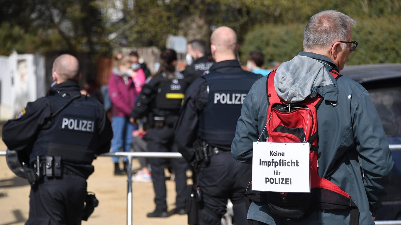"Keine Impfpflicht für Polizei": Schild eines Demonstranten auf einer Corona-Demo in Darmstadt im März.