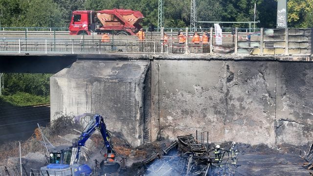 Die stark beschädigte Stützmauer der A40 bei Bochum nach einem Brand in einem nahe gelegenen Reifenlager (Archivbild): Ab Mittwoch ist die Straße wieder befahrbar.