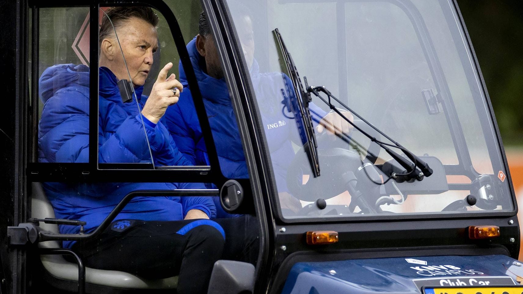 Trainerlegende van Gaal im Golf-Cart am Rande des Oranje-Trainings am Montag. Trainerlegende van Gaal im Golf-Cart am Rande des Oranje-Trainings am Montag.