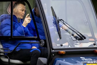 Trainerlegende van Gaal im Golf-Cart am Rande des Oranje-Trainings am Montag.