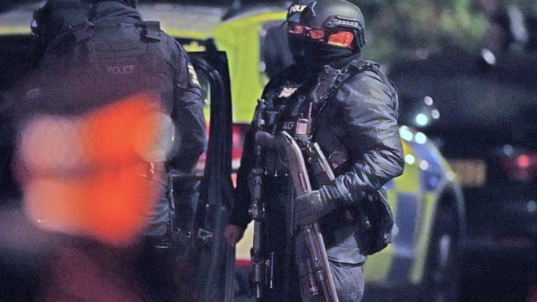 Polizist in Liverpool am Abend der Tat: Ein Mann hatte offenbar in einem Taxi einen Sprengsatz gezündet.